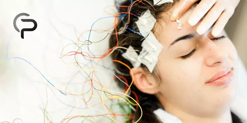 mulher adulta com equipamento de exame de neuromodulaçlão na cabeça